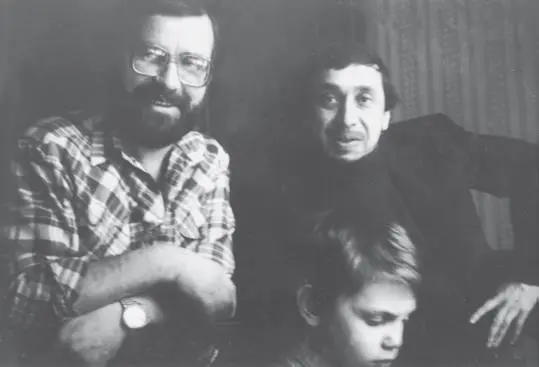 С художником Владимиром Смуруженковым и сыном Ваней 1986 г В гостях на - фото 30