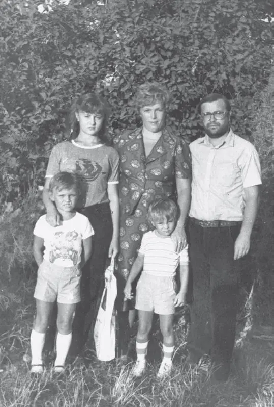 Жена Людмила Ивановна Баженова Аникеева дочь Майя сыновья Иван и Валентин - фото 33