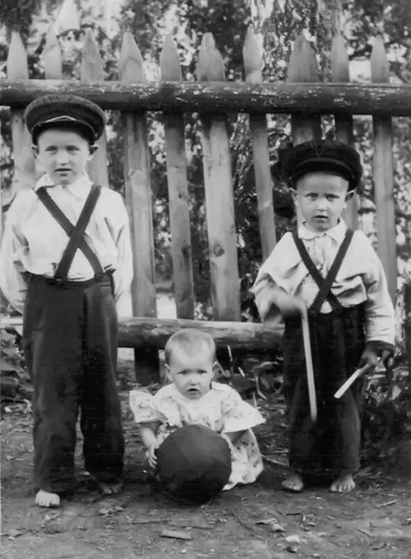 Рис 45 Лето 1953 года Справа налево автор сестра Ольга брат Михаил Судя - фото 47