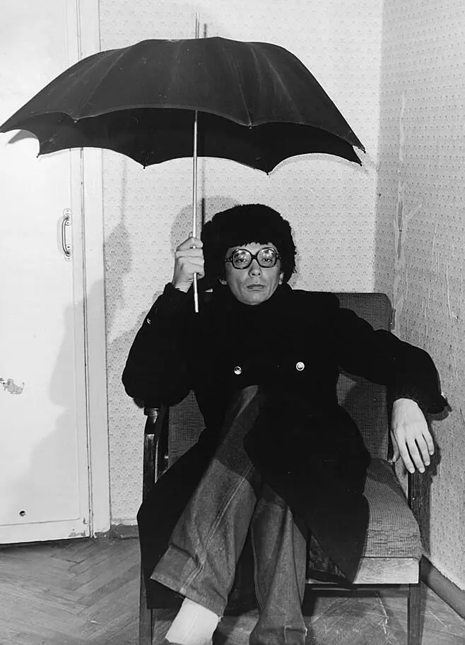 Андрей Монастырский Из серии Любишь меня люби и мой зонтик Москва 1984 - фото 7