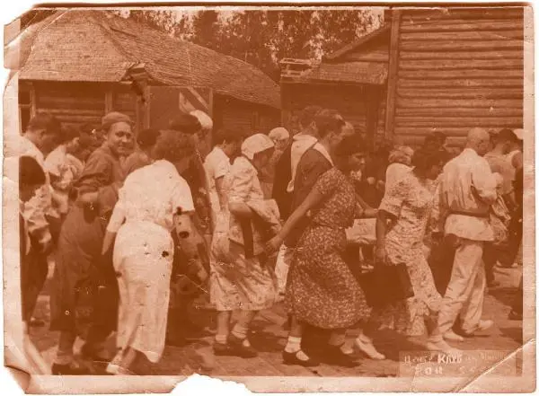Ленинграду пришлось в годы этой войны очень тяжело Немецкие войска окружили - фото 91