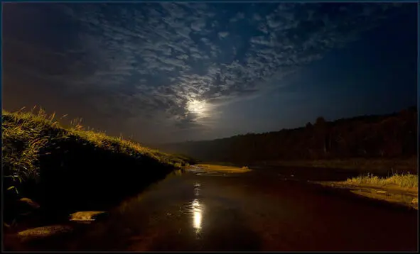 Ночная река Страшно Погасла алая заря Туман покосы застилает Огромным - фото 5
