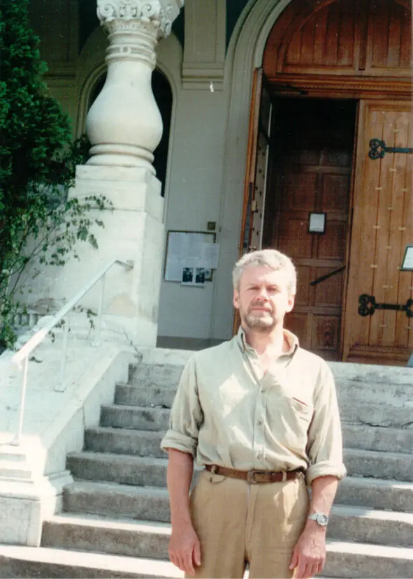 Евгений Васильевич Черносвитов у входа в свой родной дом Швейцария Женева - фото 4