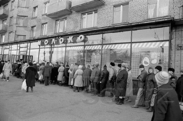 Указанной Комиссии регулярно рассматривать положение дел с продовольственным - фото 16