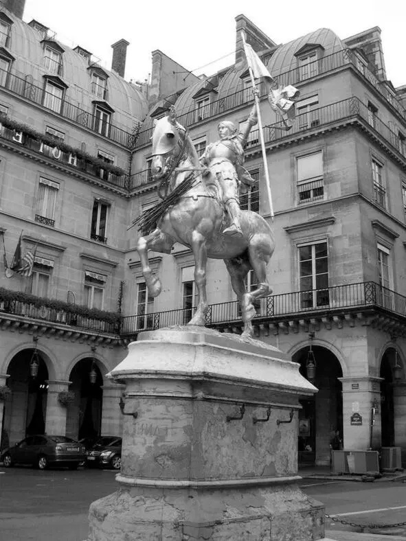 Памятник Жанне в Париже Я разгрёб пепел костра и нашёл совершенно нетронутое - фото 7