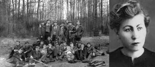 На ФОТО Наша группа почти все в колхозе Первый курс Справа - фото 2