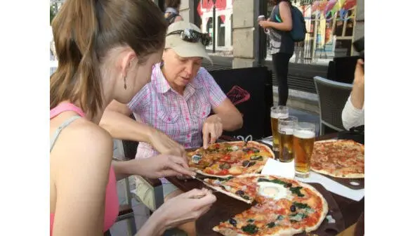 Я и Женя Задруцкая в уличном кафе делимся каждая своей пиццей Мадрид - фото 1