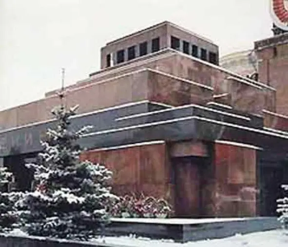 А это мавзолей Ленина Видите на правой стороне вместо внешнего угла - фото 4