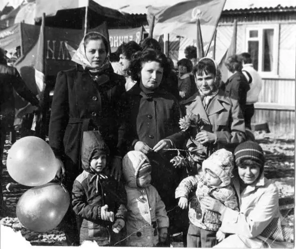 Както к Кате пришли Максим с Робертом У них в руках были яркие цветные - фото 17