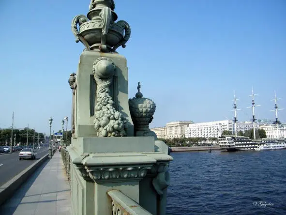 Архитектурный фрагмент моста Петропавловская крепость слева за кадром Вид - фото 8