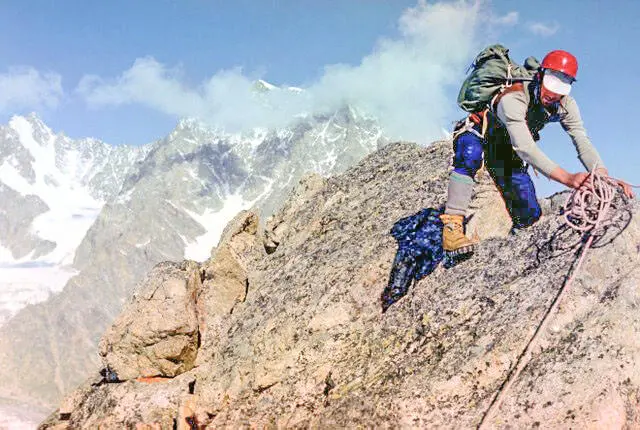 С Говоров на скальном гребне Альпинисты не бывают атлетами гору мускулов - фото 1