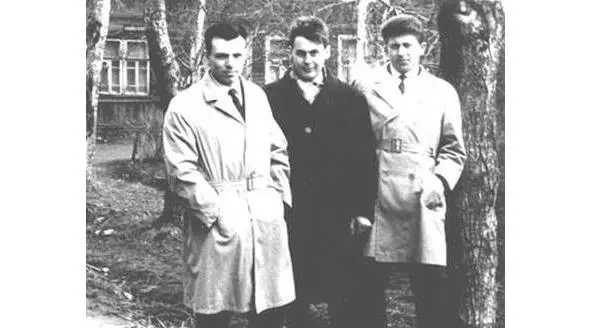 Друзья приятели я Слава Смыкал и Миша Седых 1963г Я стойко переносил всё - фото 26