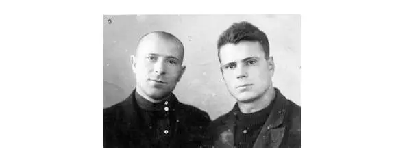 Братья Андрей и Алексей Берковы 1940г Отец устроился работать мотористом на - фото 8