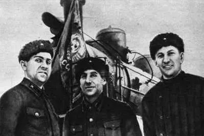 Паровозная бригада завоевавшая в социалистическом соревновании право провести - фото 60