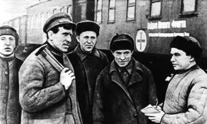 Группа железнодорожников дороги имени К Е Ворошилова построивших - фото 103