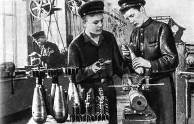 Ученики железнодорожного училища выполняют заказ для фронта Урал 1942 год - фото 144