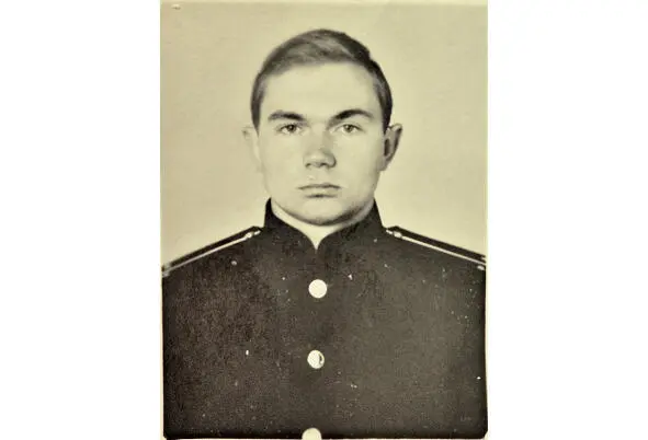 Три года служил на Краснознамённом Северном флоте В 1972 году родился сын - фото 15