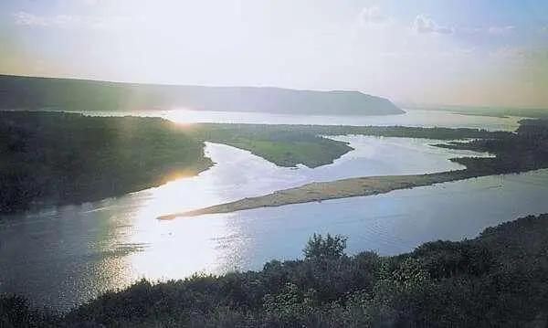 Сезон открытой воды запоминается рыболову великолепными пейзажами Весенняя - фото 379