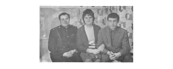 Друзья после второй чарки которая была наполовину меньше первой начали - фото 8