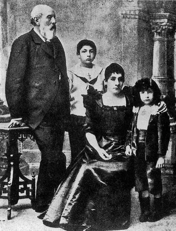 Семейная фотография 1897 Наше проживание в доме Гунаракиса было недолгим - фото 2