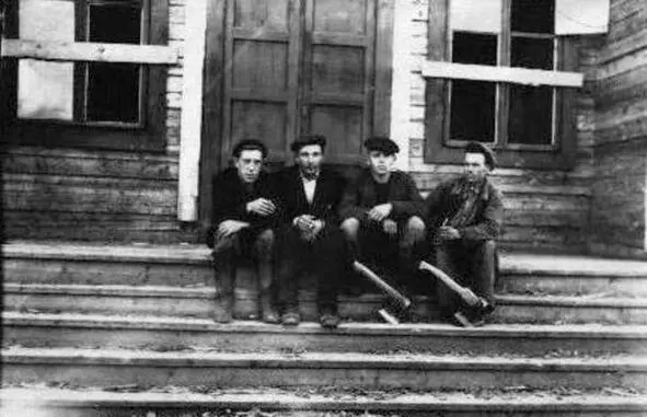 Фото 34 Строительство клуба 1956 Здание сгорело в 2006 Фото 35 - фото 46