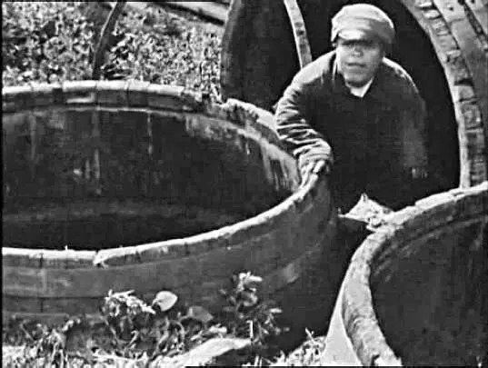 Кадр из фильма Стачка Режиссер С Эйзенштейн 1925 г В своем первом фильме - фото 77