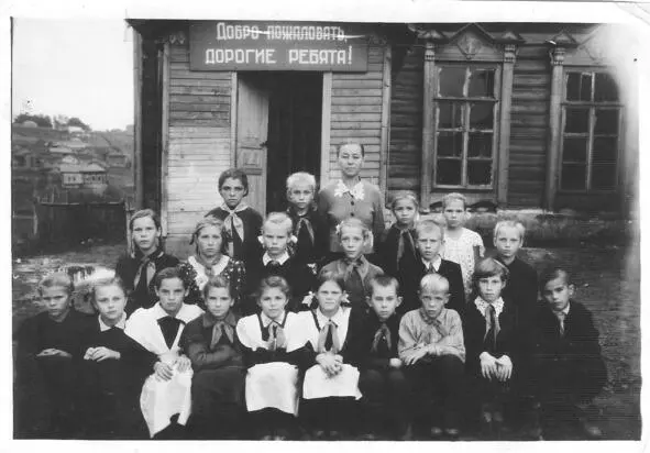 1956г 4й класс Сосновосолонецкой начальной маленькой школы с учительницей - фото 3