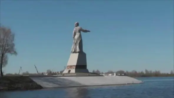 Рыбинское водохранилище Монумент Мать Волга В 900 спустились в шлюзе - фото 67
