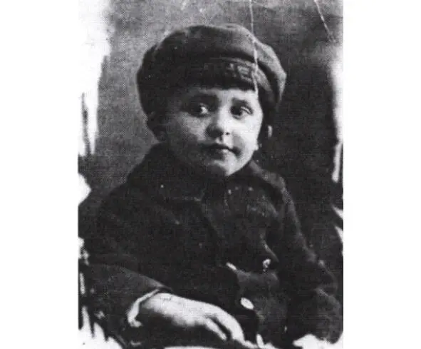 Война уже наложила отпечаток на это детское лицо Здесь мне пять лет 1942 г - фото 43