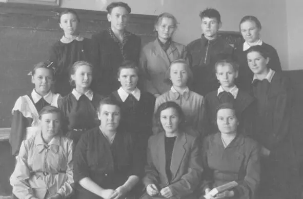 Часть десятого класса Стоят Нина Кумбашева я в вельветовом пиджаке - фото 37
