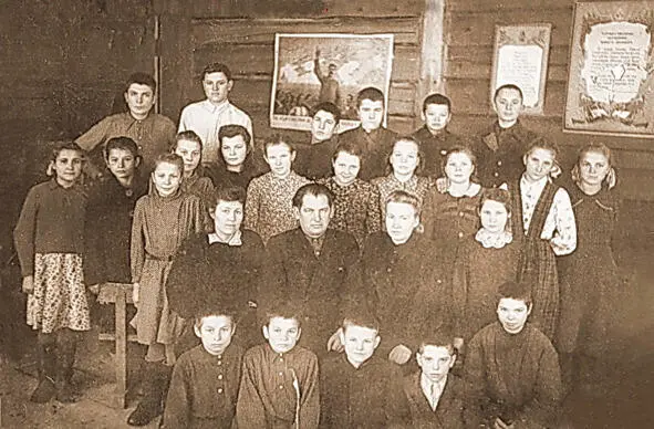 Один из классов в школе деревни Белое 1952 год Это наша семья В 1954 году у - фото 14