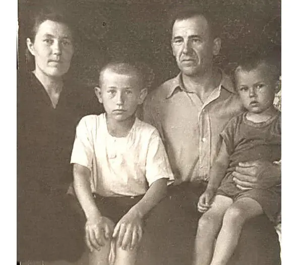 Это наша семья В 1954 году у меня появился младший брат В это же время - фото 15