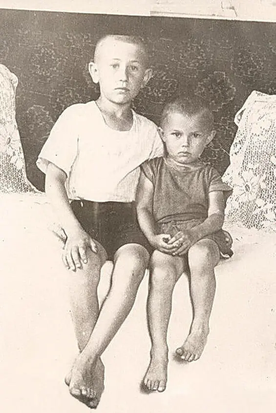 Я и мой младший брат Вячеслав 1956 год Дом в деревне Белое который родители - фото 16