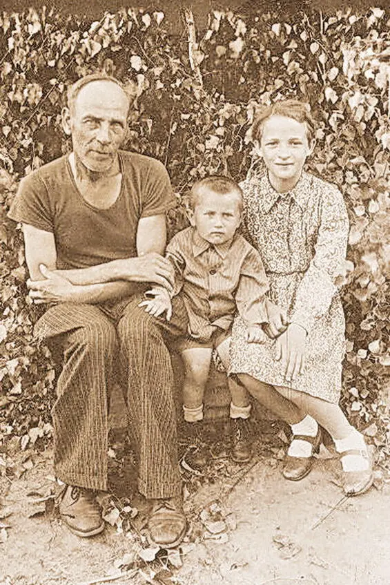 Мой родной дядя Терентий и его дочь Лена Снимок сделан в деревне Долгое Лена - фото 10
