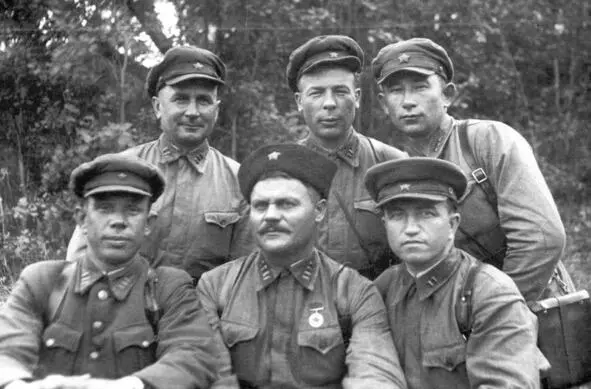 Командир 374й стрелковой дивизии полковник А Д Витошкин в первом ряду в - фото 2