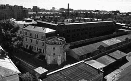 В 1906 году специально для проверки надежности Бутырской тюрьмы из Америки в - фото 45