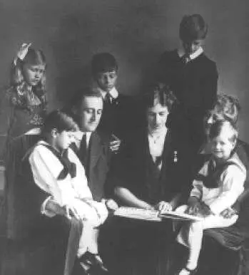 Франклин и Элеонора Рузвельт со своими детьми Вашингтон 1919 год Справа - фото 26