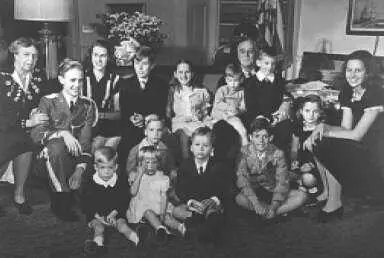 Ф Д Рузвельт и Элеонора Рузвельт с внучками и внуками Январь 1945 года В - фото 27