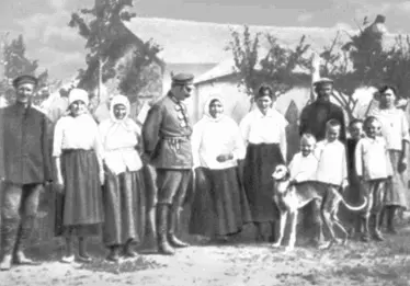 СМ Буденный с матерью и родными Фото 1925 г Грудь бравого унтерофицера - фото 4