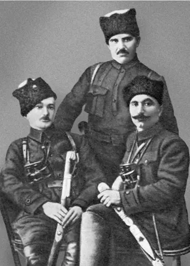 С M Буденный командир красного конного корпуса Рядом с ним начальник штаба - фото 7