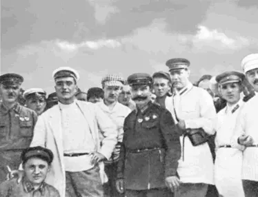 Буденный и В В Куйбышев на конном заводе в Ростовской области Фото 1930 г - фото 34