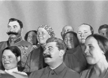 С M Буденный и И В Сталин с участницами съезда колхозницударниц Фото 1935 - фото 40