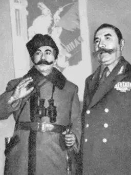 С M Буденный инструктирует актера А Г Вовси исполнителя его роли в пьесе - фото 51