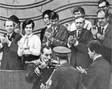 На XVI съезде ВЛКСМ маршал передает свою шашку в дар комсомольцам Фото 1970 г - фото 57