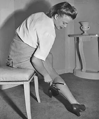 Что заставило эту женщину рисовать шов на голой ноге Мода CorbisBettmann - фото 1