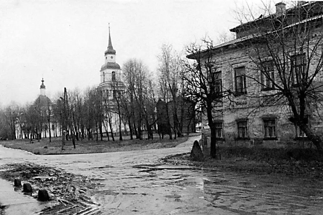 г Слободской Нина и Геля понеслись в другой конец города Подойдя к - фото 11