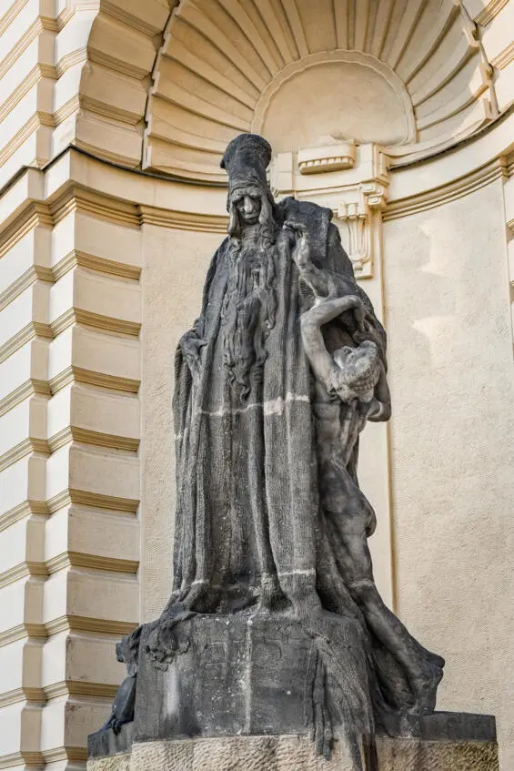 Памятник бен Бецалелю в Праге А защищать их было необходимо Ибо в первую - фото 4