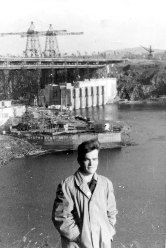 Исторический наверное снимок выходной день и молодой строитель Геннадий - фото 24