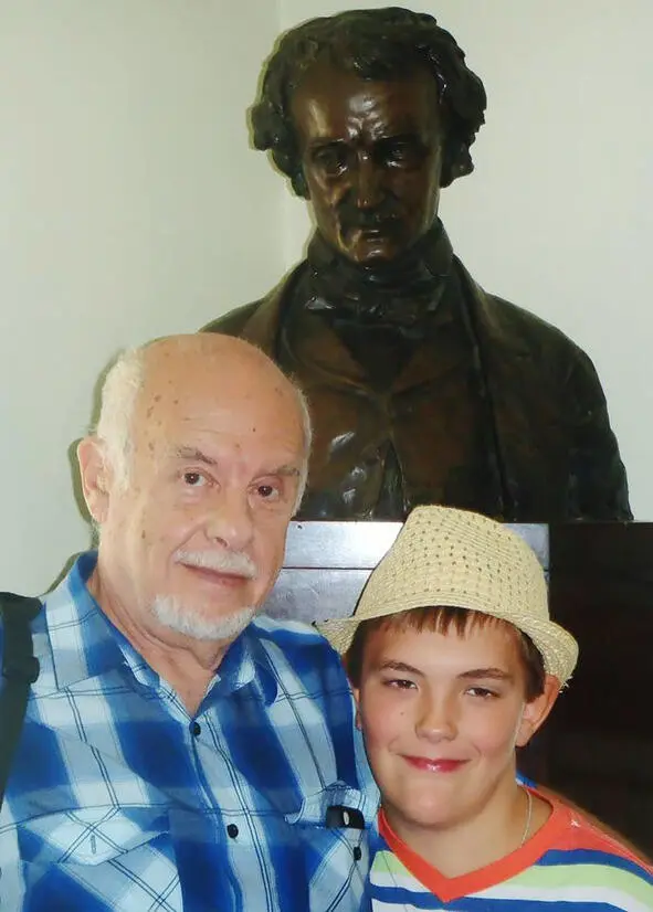 С сыном в доме Эдгара По в Бронксе Об авторе Александр Юрьевич Милитарев - фото 1