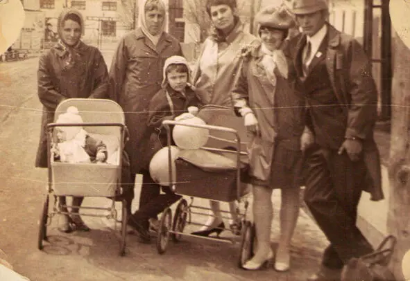 Наше дружное семейство Город Чехов на Сахалине 1972 год Вторая слева бабуля - фото 26